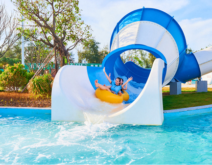 Les toboggans aquatiques à thème deviennent une nouvelle tendance dans les parcs aquatiques du monde entier.