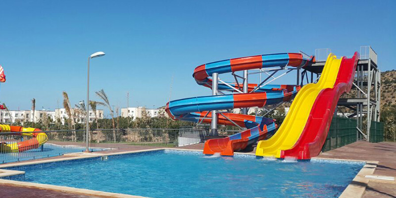 Toboggan aquatique sensationnel en forme de trou noir pour parcs aquatiques