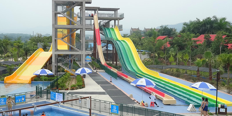 Toboggan arc-en-ciel pour grands parcs aquatiques