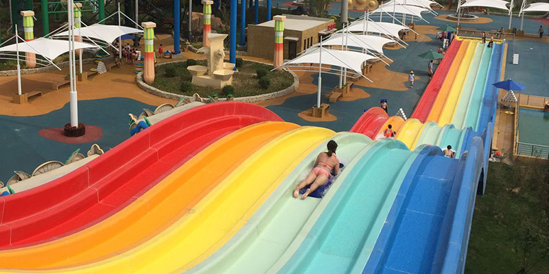 Toboggan arc-en-ciel pour grands parcs aquatiques