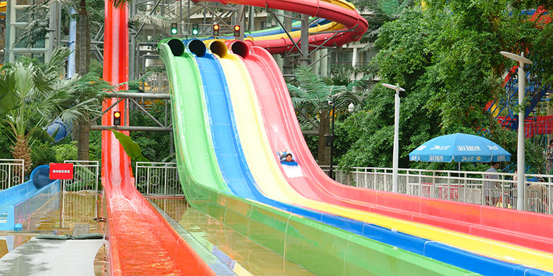 Toboggan arc-en-ciel pour grands parcs aquatiques