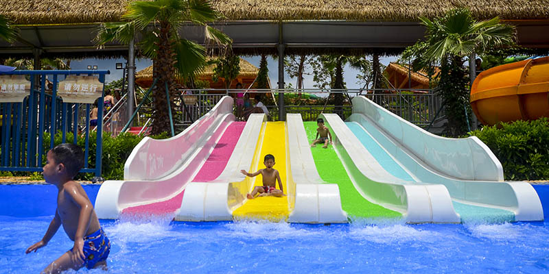 Toboggan aquatique sécurisé pour enfants dans les piscines d'hôtel