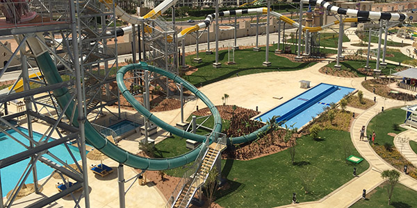 Toboggan aquatique Aqualoop dans les parcs aquatiques