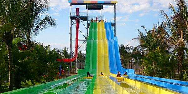 Toboggan aquatique Aqualoop dans les parcs aquatiques