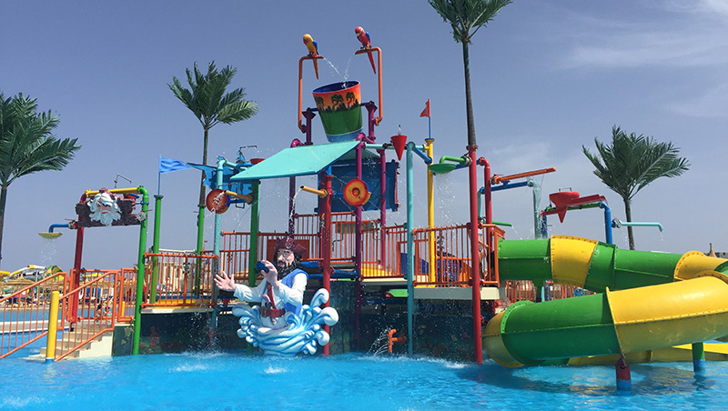 Tour de jeux d'eau interactive à plusieurs niveaux pour piscines d'hôtel