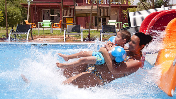 Mini toboggan aquatique coloré pour enfants