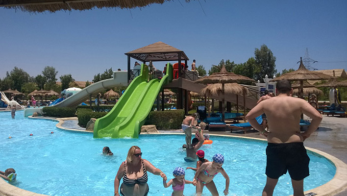 Toboggan aquatique sécurisé pour enfants dans les piscines d'hôtel
