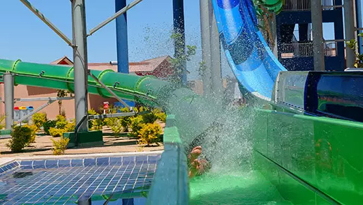 Toboggan aquatique Aqualoop dans les parcs aquatiques