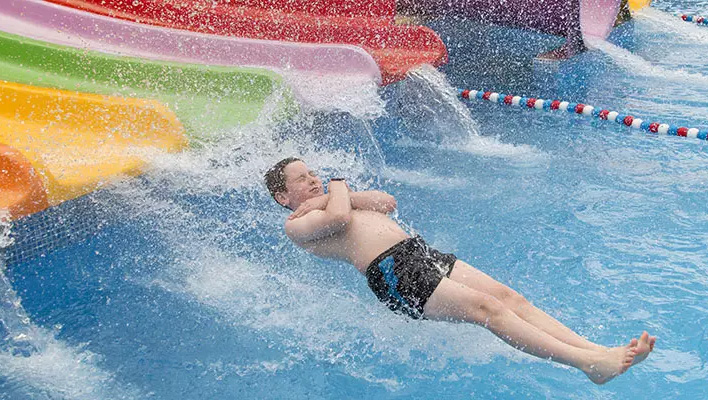Toboggan arc-en-ciel pour grands parcs aquatiques