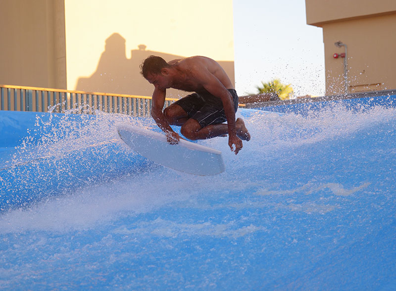 Simulateur de surf pour parcs aquatiques